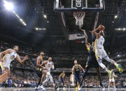 开云APP-雄火队逆转战胜活塞队，两连胜跻身东部前列