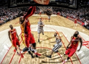 开云体育下载-卫星两端的90分钟，当酋长球场遇见马拉卡纳，足球在黑夜画出同一道彩虹