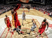 开云体育下载-卫星两端的90分钟，当酋长球场遇见马拉卡纳，足球在黑夜画出同一道彩虹