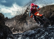 开云体育官方网站-烽烟起银赛道，红牛威廉姆斯双雄鏖战，阿隆索一骑绝尘定江山