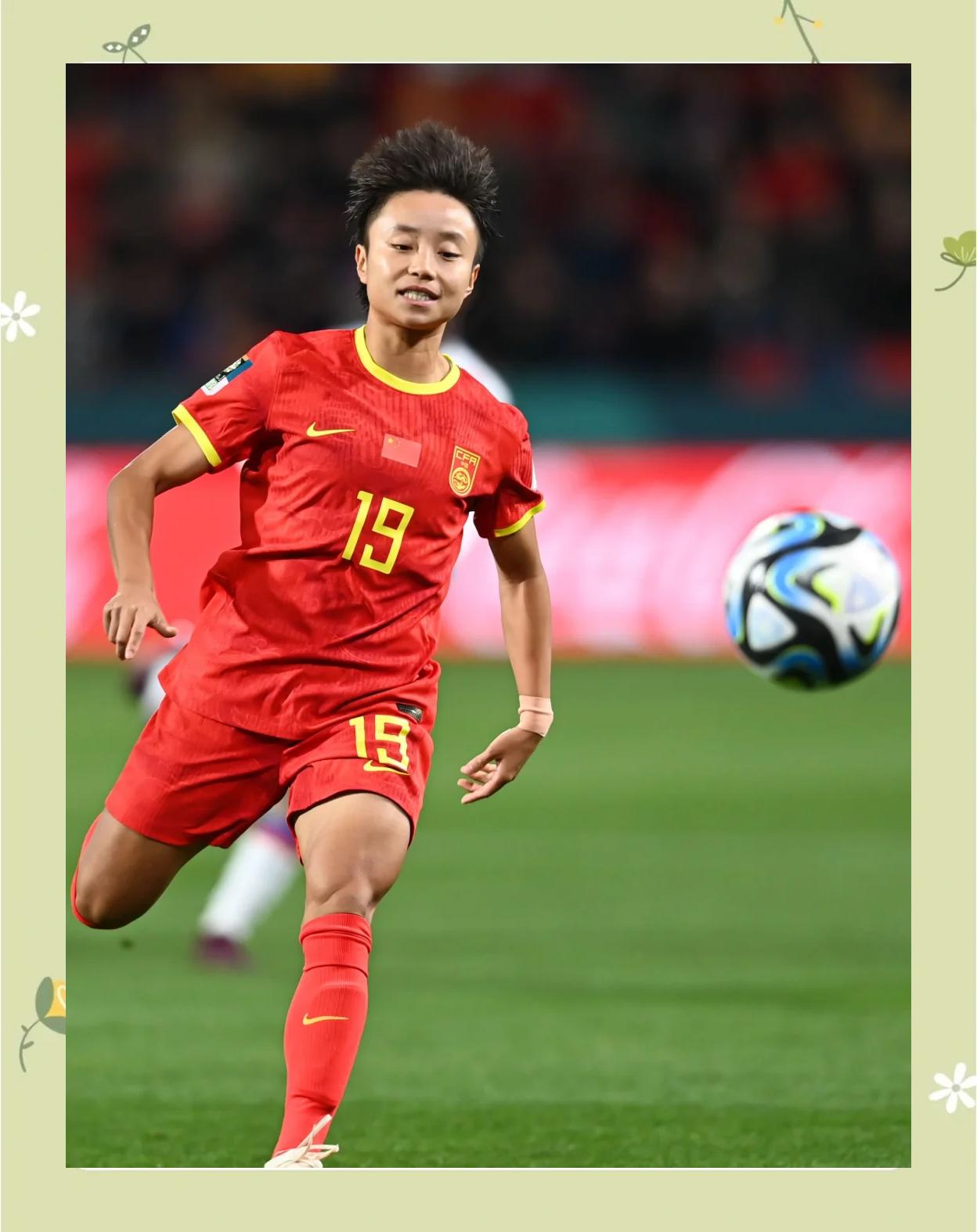 女子足球比赛中，中国队取得胜利轻松晋级