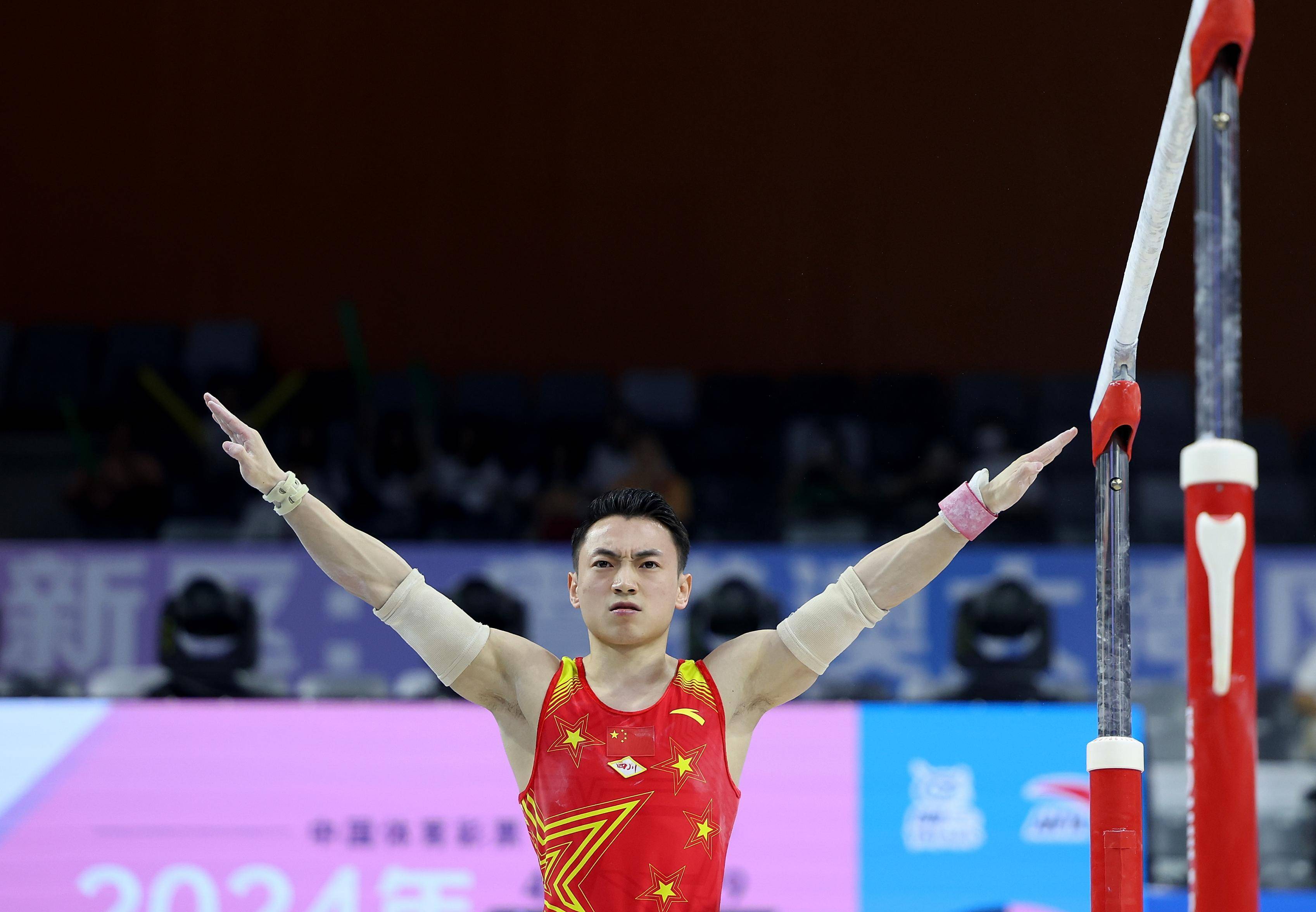 包含瑞士体操选手飒爽登场，力压群雄的词条