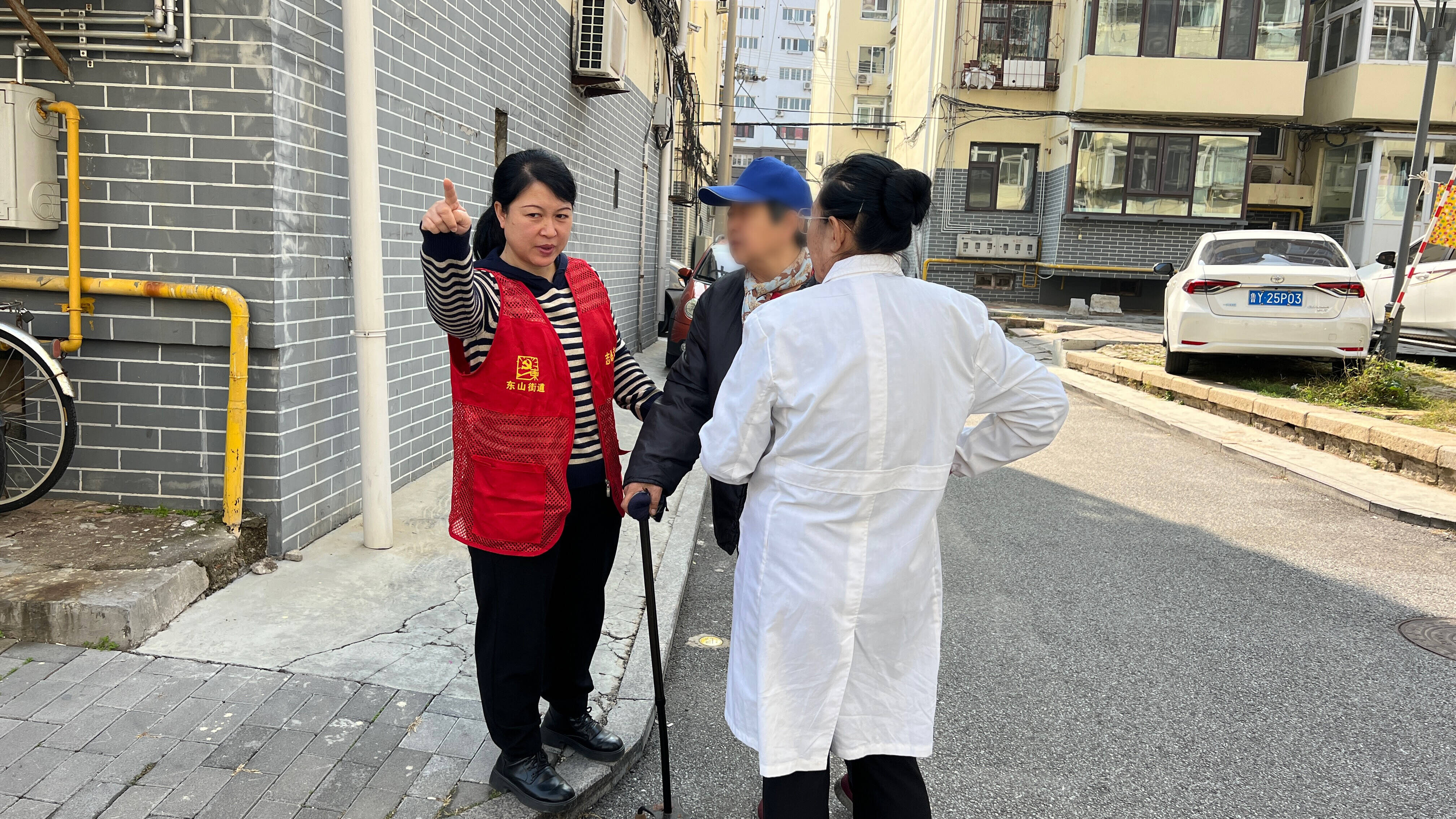英格兰前锋哈里-史密斯进行社区义工为老人提供帮助
