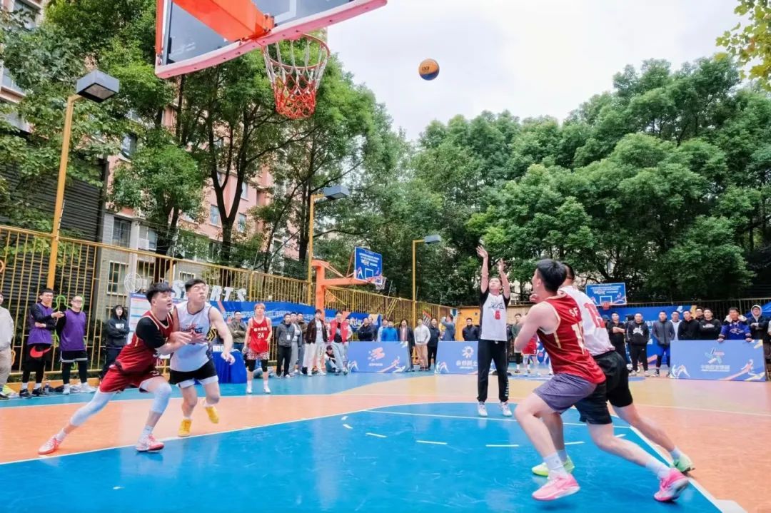 球场上的热血对决，谁能脱颖而出？的简单介绍