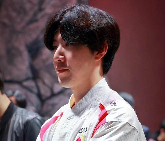关于T1碾压EDG，JackeyLove团战一打五顶尖较量八强赛，点燃全场激情的信息