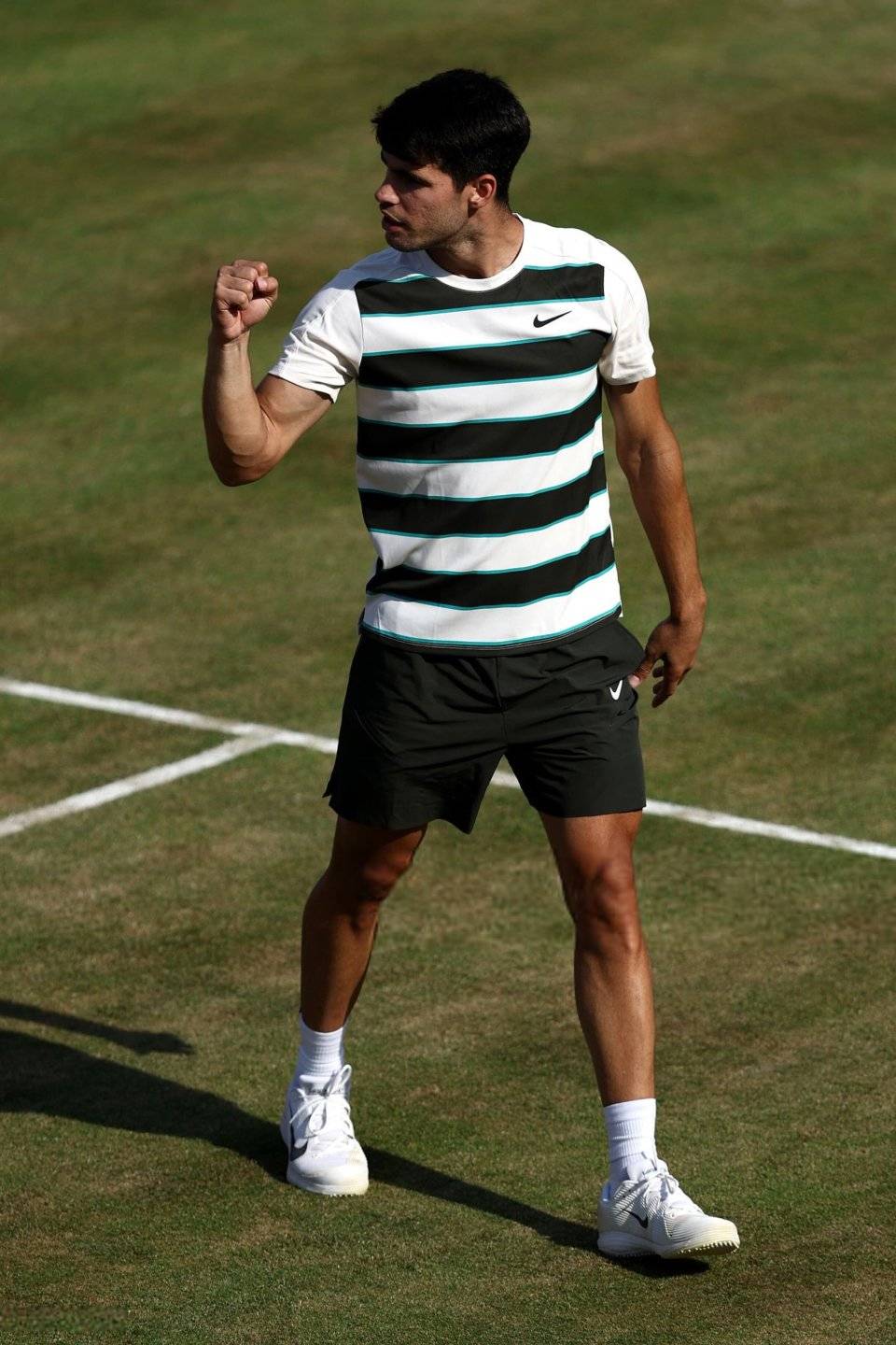 阿尔及利亚运动员势不可挡，向前冲刺