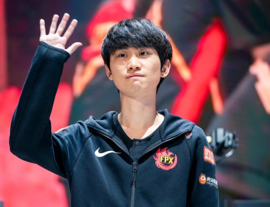 GEN翻盘TSM,Doinb完成史诗逆转鏖战多局四强赛,点燃全场激情 GEN翻盘TSM,Doinb完成史诗逆转鏖战多局四强赛,点燃全场激情