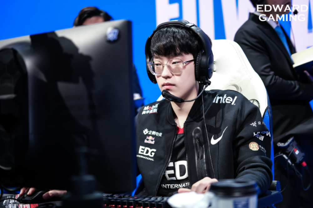 FPX绝杀SHR，Scout团战一打五鏖战多局小组赛，强势挺进下一轮