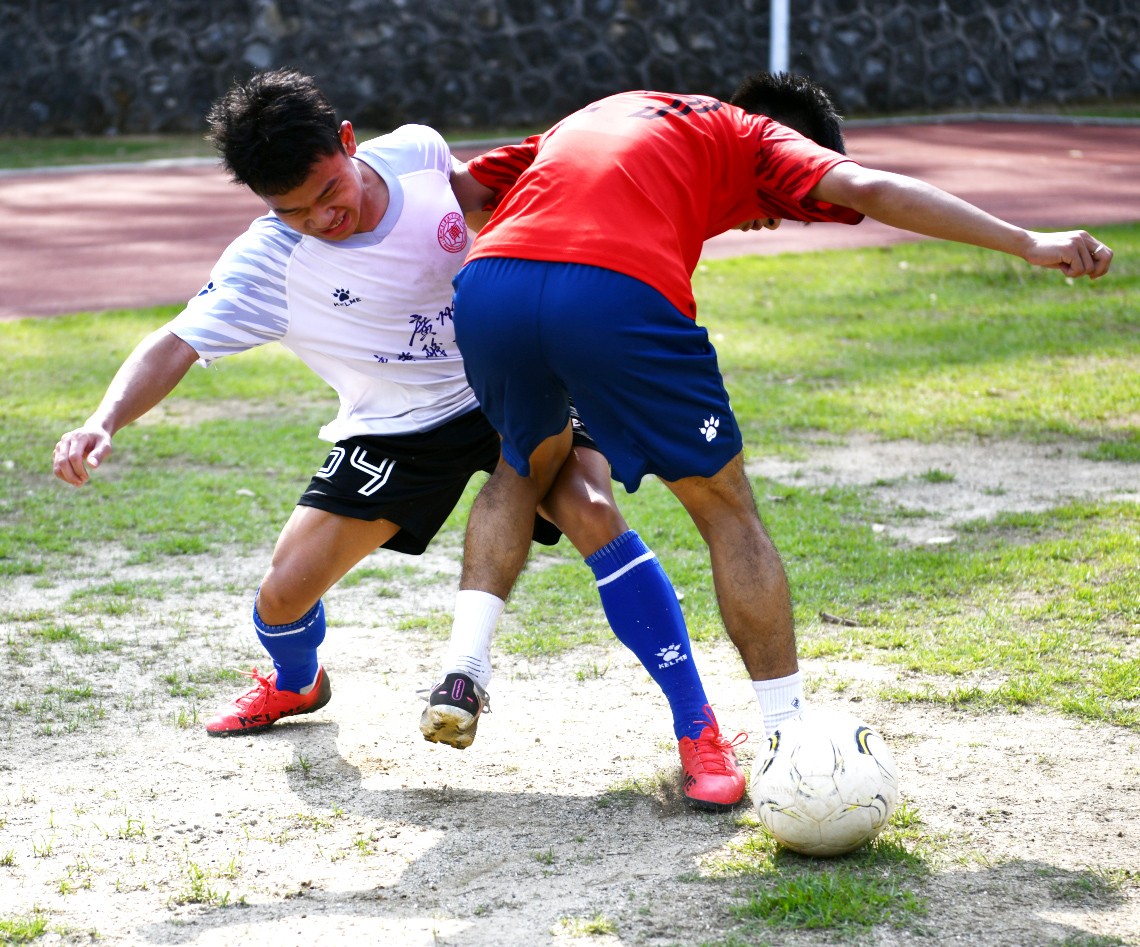 阿拉伯球员誓死拼搏不畏强敌