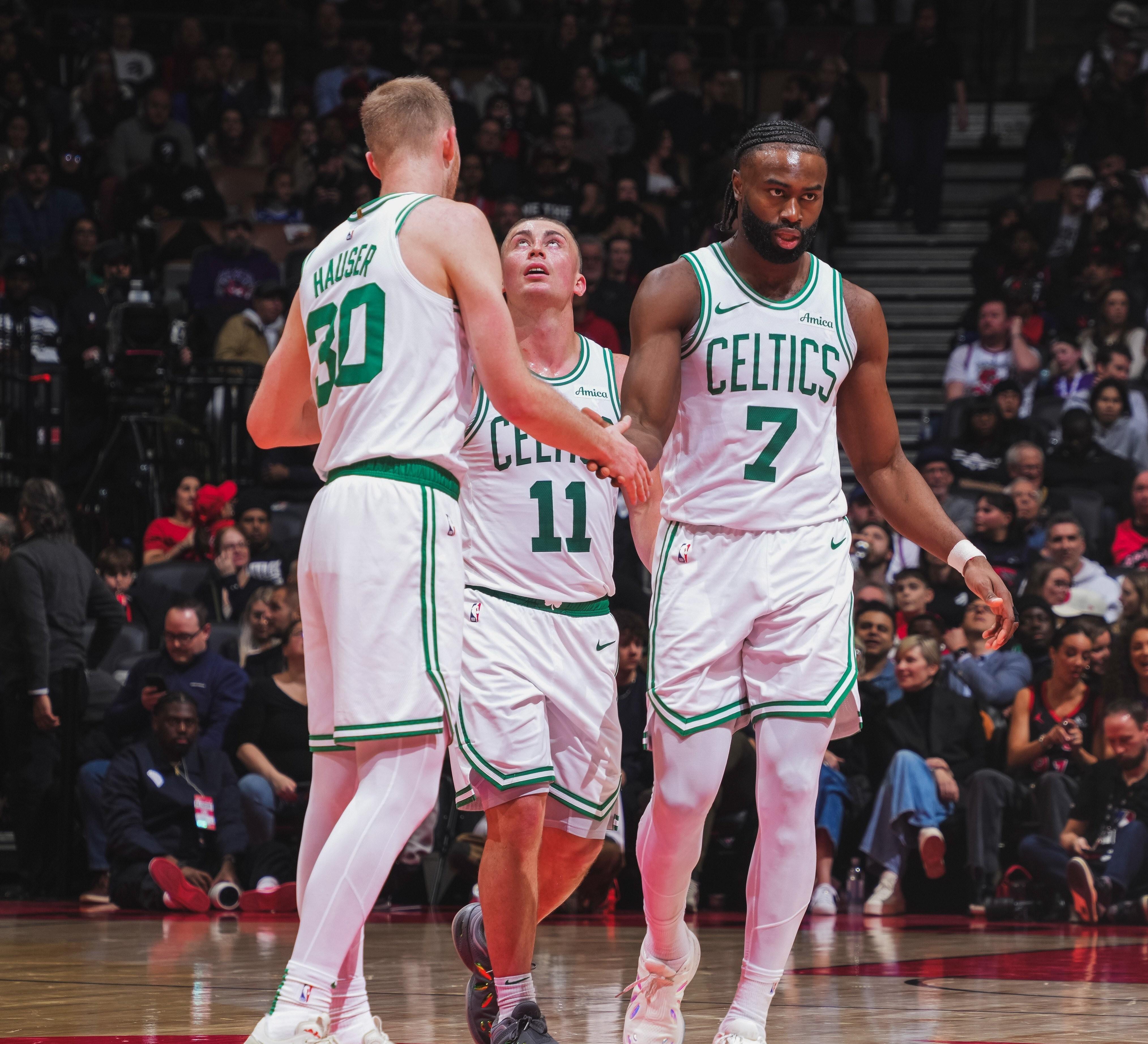 尼克斯迎战雄鹿，谁将笑到最后