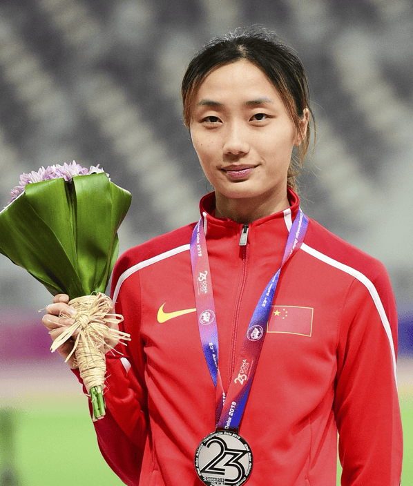 女子三级跳高：选手实力对决，盼冲上领奖台