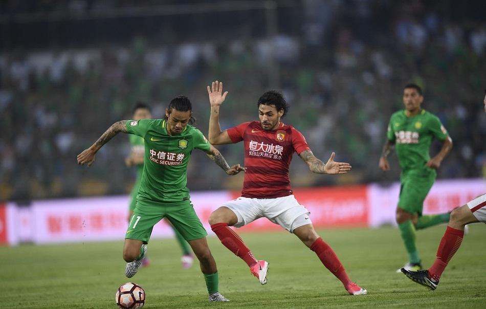 广州恒大迎战北京国安，激烈角逐