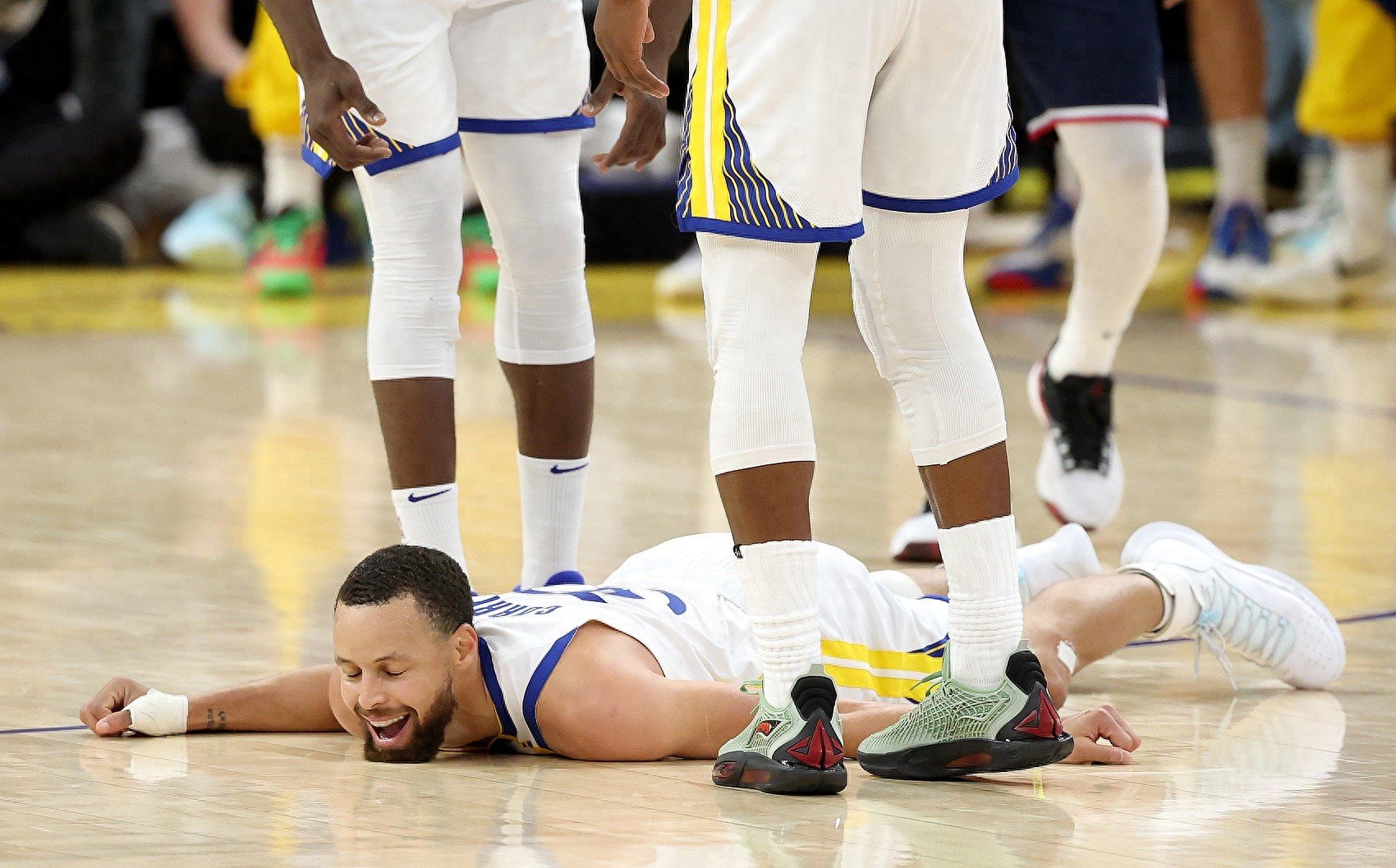 勇士不敌开拓者，库里受伤离场