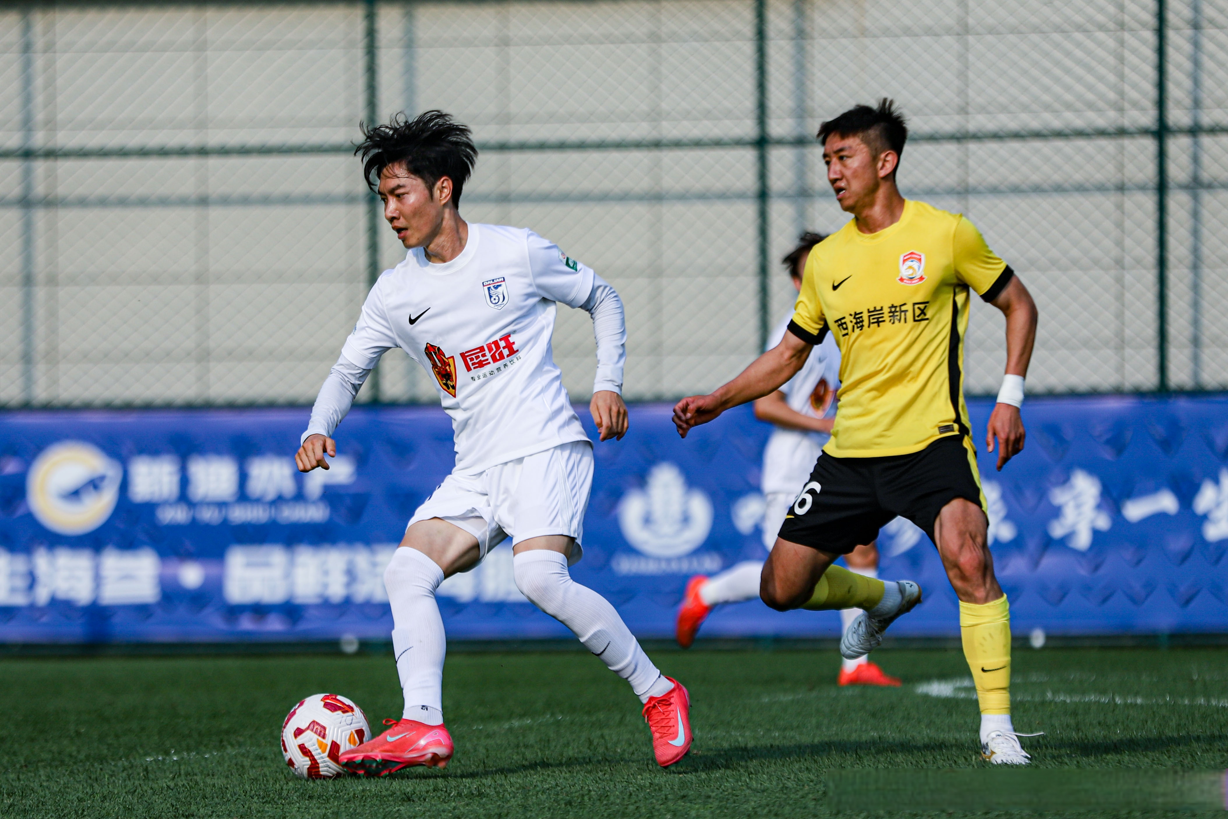 球队备战比赛,研究对手战术布阵 球队备战比赛,研究对手战术布阵