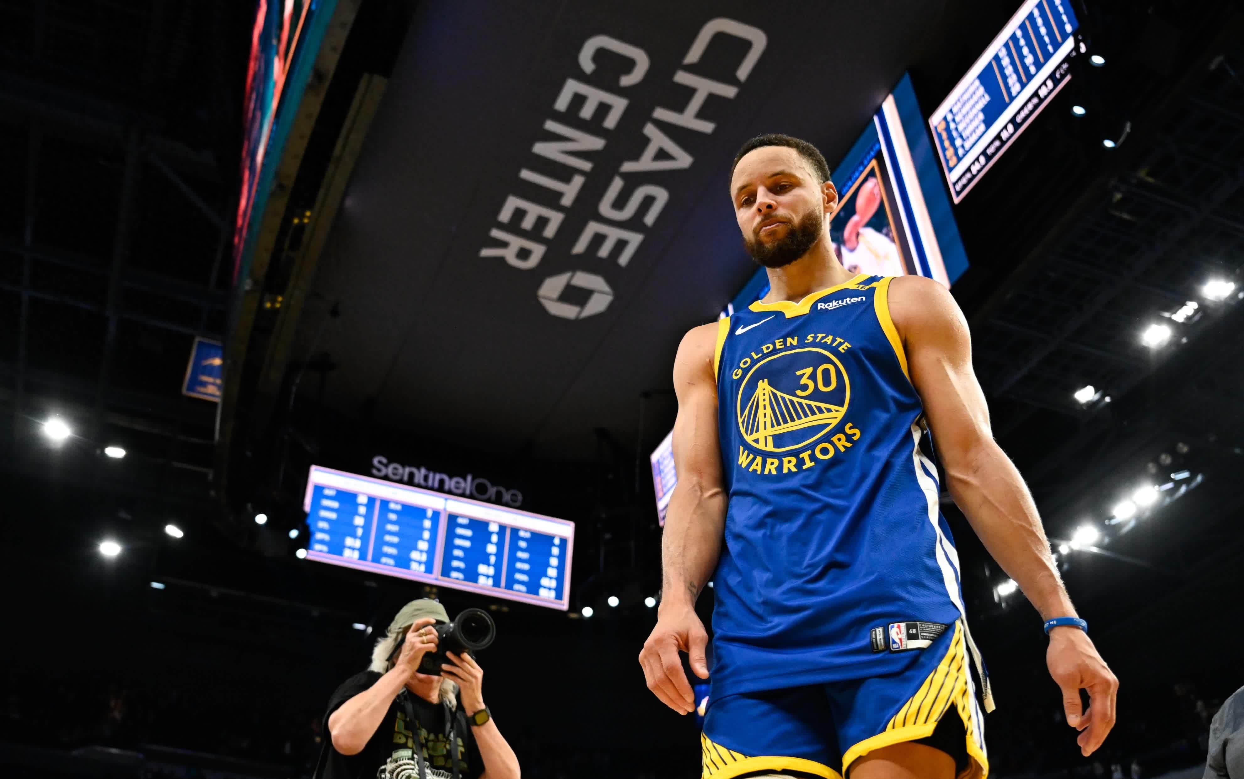 关于雄鹿绝杀新疆队，库里高光表现的信息