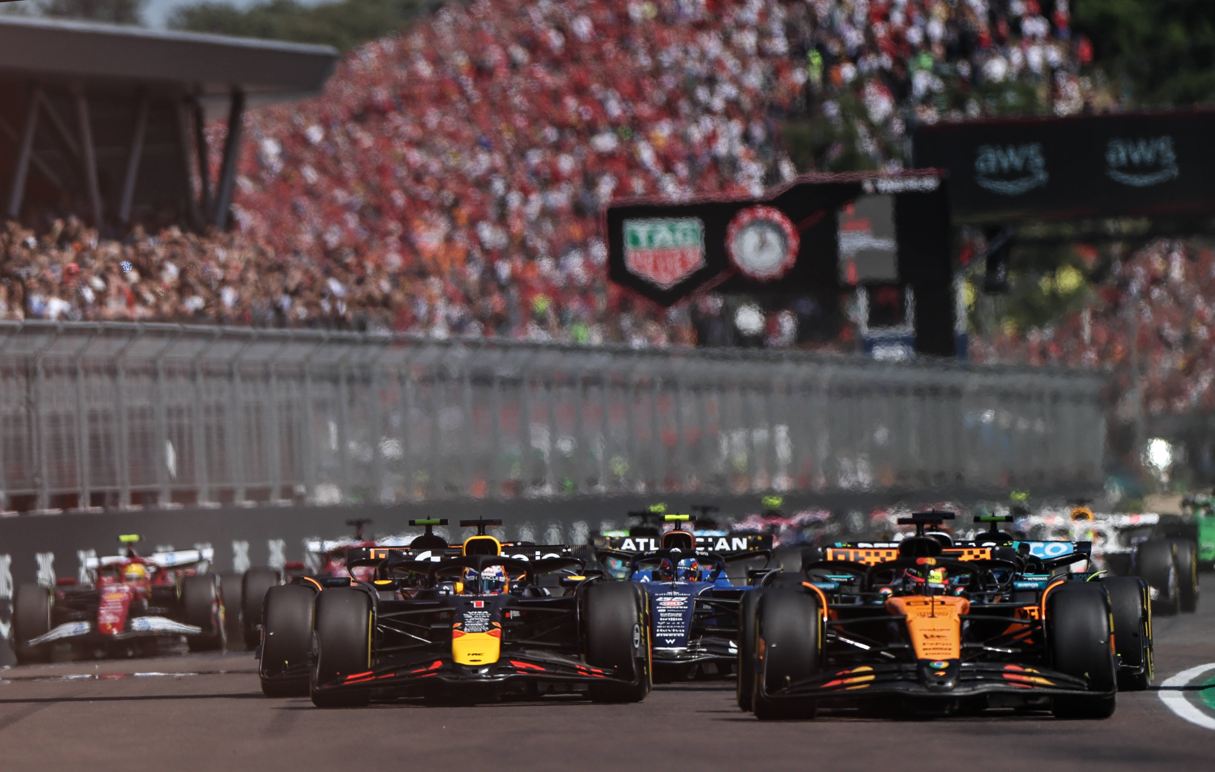 红牛车队轻取哈斯车队，汉密尔顿带队取胜的简单介绍